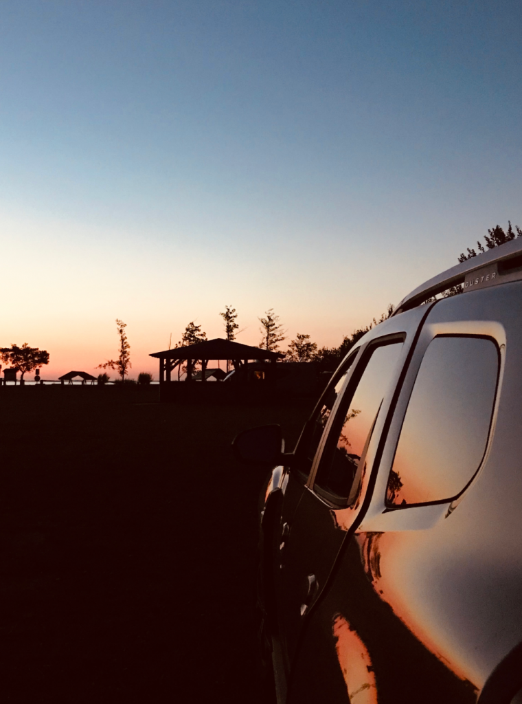 Zühlendorf - Sonnenuntergang spiegelt sich im Dacia Duster