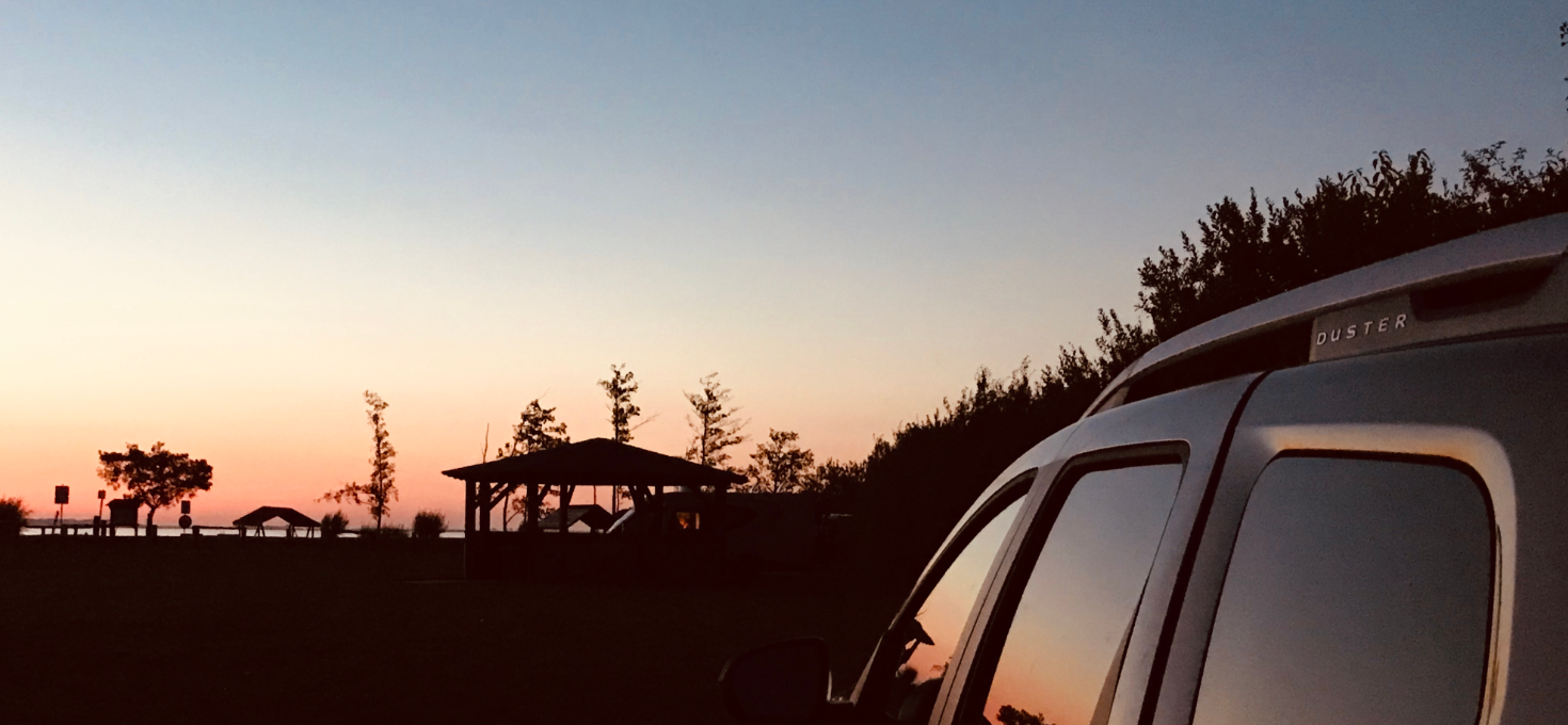 Zühlendorf - Sonnenuntergang spiegelt sich im Dacia Duster